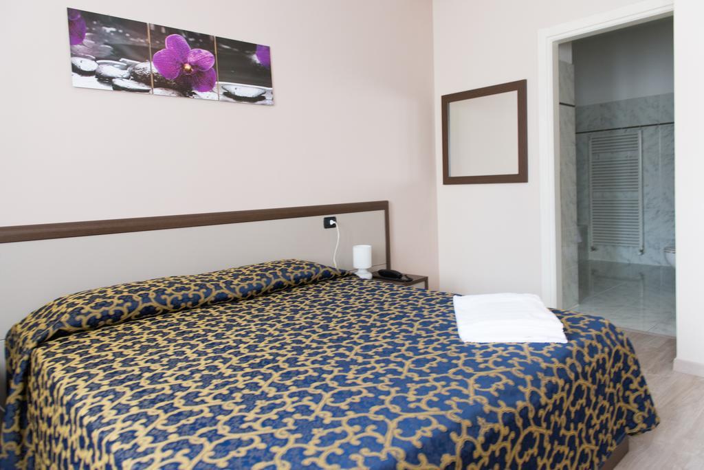 Locanda San Fiorenzo Fiorenzuola dʼArda Oda fotoğraf